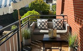 HAPPY PLACE mit Sonnen-Balkon und Stellplatz nur 400 m zum Strand